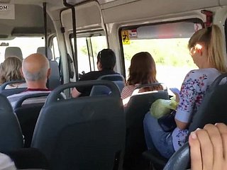 Удачный парень на автобусе.