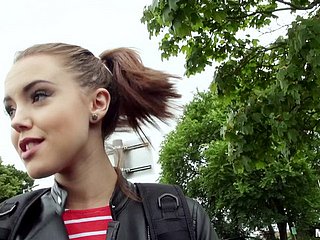 Low-spirited Pigtailed jugendlich Mädchen sucks dick und Pony about POV