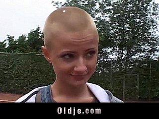 étudiant aux cheveux morose scope sucer papy nosh