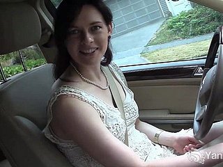 masturbe jolie brune dans la voiture pendant la conduite
