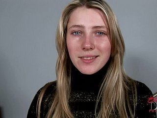 Belle blonde teen Helen a nichons magnifiques et belle twat