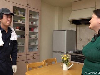 Busty एशियाई milf sakuragi junko के लिए TITS चूसने और बिल्ली छूत