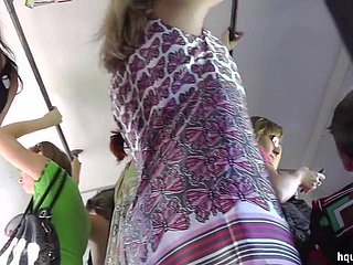Gorący tyłek odsłonięty w wideo na górę