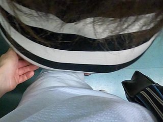 私の妻は、見知らぬ人が電車で彼女にどのように近づいて、ミニスカートの下で彼女の猫を忠実に忠実にしようとしました