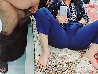 내 의붓 아버지는 모바일에서 포르노를보고 나를 붙 잡았고 힌디어 오디오와 함께 암캐처럼 나를 처벌했습니다.