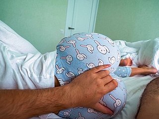 Posture Sister wordt wakker en helpt broeder te stappen cum terwijl hij naar porno kijkt - Creampie