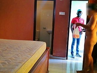 Servizio di camera d'albergo bussato alla nostra porta e ho scopato mia moglie - Cuckold Fantasy