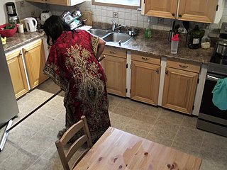 巴基斯坦女仆与英国老板发生了粗暴的性行为