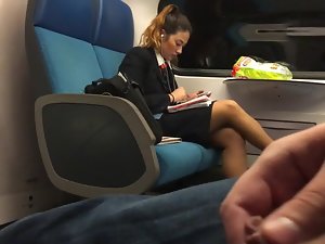 Камминг рядом с горячей девушкой в ​​поезде