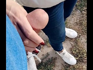 Isteri amatur berisiko handjob di khalayak ramai