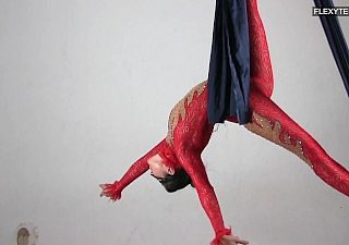 लचीला नग्न बेब एग्नेस फेहर