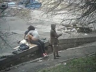 Sexe yield b set forth dans la rue