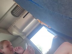 バスパート2で2人の熱い十代の若者たちのラッパを点滅