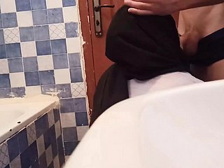 Entonces, con una pesada carga, un imbécil y un bastardo entraron sobre mí.