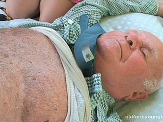 تازہ چہرے والی سنہرے بالوں والی نوعمر کرسٹینا بی نے قدیم والد کو سر دیا ہے۔