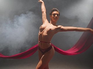 Aloofness ballerina sottile rivela un'autentica danza solista erotica in cam