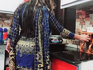 Istri rumah tangga disetubuhi di dapur oleh suami yang istrinya tidak setia