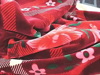 Saya bermain dengan vagina saudara tiri saya saat dia sedang beristirahat di tempat tidur