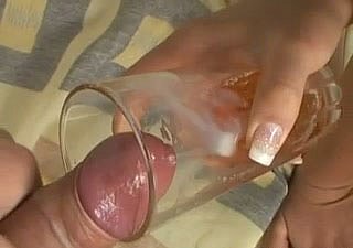 Isabel si pelacur berambut coklat sedang minum kencing dalam film over porno yang kotor