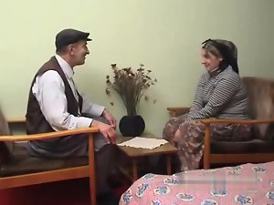 Yasli amca turbanli karisini sikiyor (Turkish)