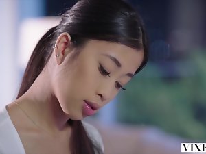 vixen ہے نوجوان ایشیائی طالب علم پڑوسی کے ساتھ پرجوش جنسی ہے