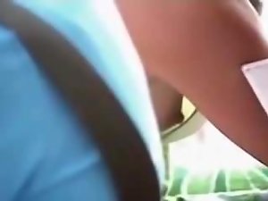 バー、カフェでDownblouseサイドビュービッグ乳首