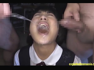  Un adolescente Kosh Jav sometido a galones de pipi De 10 chicos