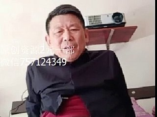 Homem bonito de terno chinês