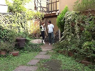 Junge Notgeile Asiatin 23 bekommt Jeans zerrissen dan wird von zwei Typen gefickt