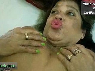 Impresionante vídeo porno de una madura india deslumbrante