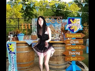 Adolescente asiática celebra el Oktoberfest en Múnich