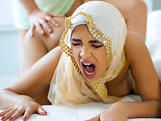 Gadis Muslim Berdada Besar Babi Reputation Membungkuk dan Menempatkan Penis Besar di Pantatnya - Hijab Hookup