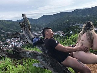 Người Colombia trưởng thành, đến ngọn đồi để bạn tôi có thể đổ đầy sữa cho cô ấy