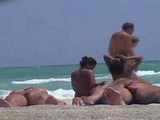 Cam Voyeur menangkap pussy Asia di pantai bogel