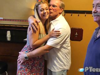 Esta chica rubia tiene un buen culo tales sólo tienes a dedo su coño y lo que el hombre recibe de él es una gran mamada en PTE