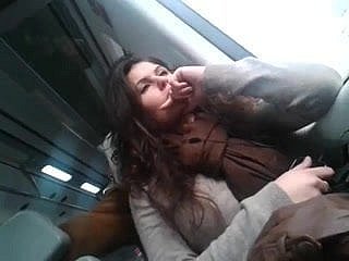 chica caliente en el tren