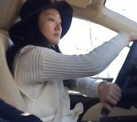 在试驾过程中汽车销售员迪克闪光
