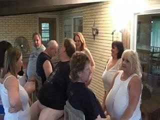 グループの楽しみで熟女BBWみだら吸い巨根