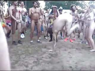 Le encanta bailar desnudo en público, me encanta masturbarse sobre ella