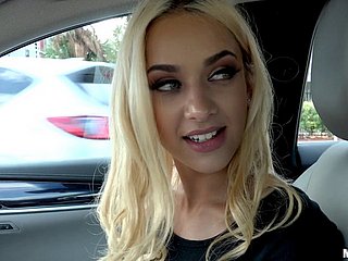衣着暴露的金发美女吸公鸡在车上