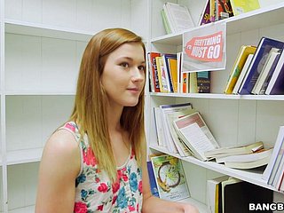 Redhead красоты Alaina Доусон получает пробуренных на POV камеры