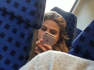 Espiar dos adolescentes cámara oculta como la gran morsel polla en los pantalones vaqueros apretados